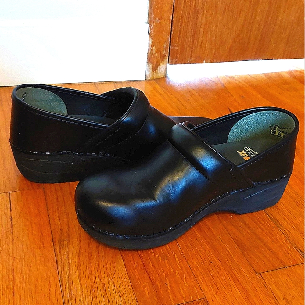 LIGHTLY USED Black leather Wide XP 2.0 Dansko clogs, womens 37 EU, 6.5-7 wide US